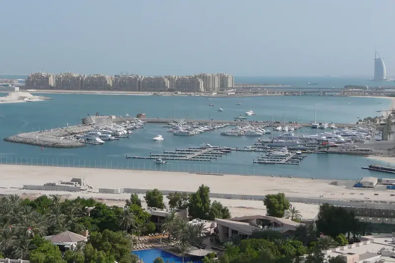 Яхтенная марина и Palm Jumeirah в Дубае