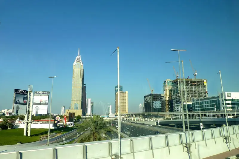 Башни вдоль Sheikh Zayed Road в Дубае
